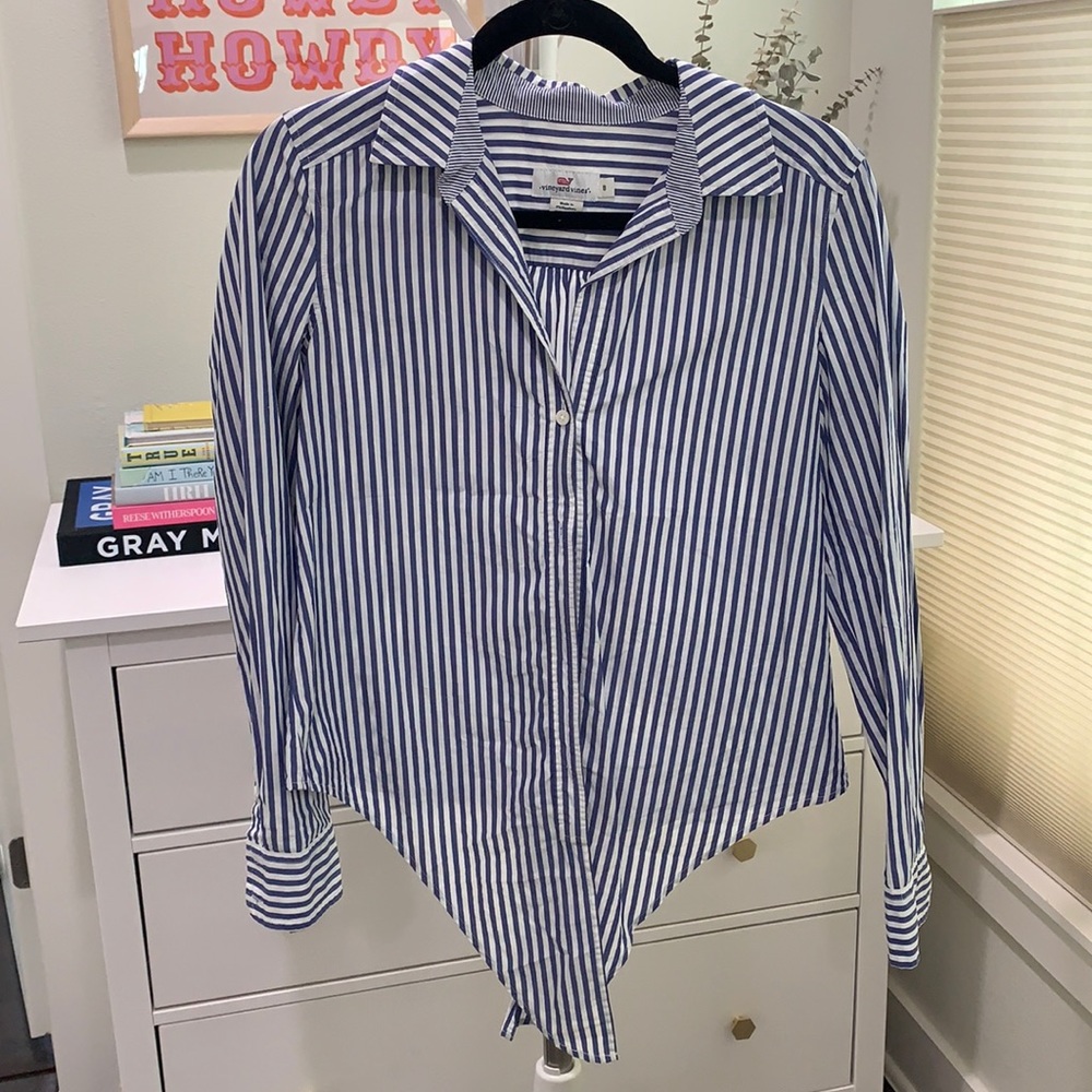 Vineyard Vines blue and white button down with tie